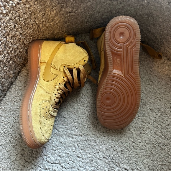 Nike Air Force 1 High LV8 3 GS 'Wheat' - Picture 3 of 5